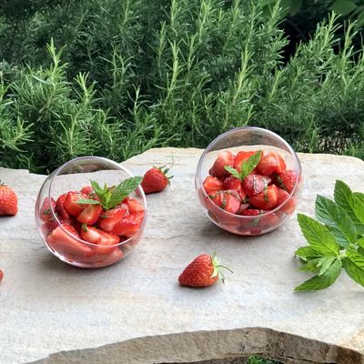 Salade de fraises,  citron et menthe