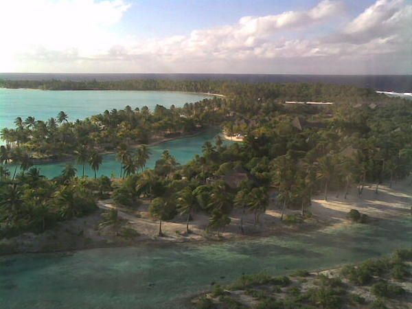 <p>tour de l'ile de bora et visite de tupai, l'ile voisine regardez bien , elle a une forme particulière</p>
<p> d'autres photos à venir !!!</p>
<p> </p>