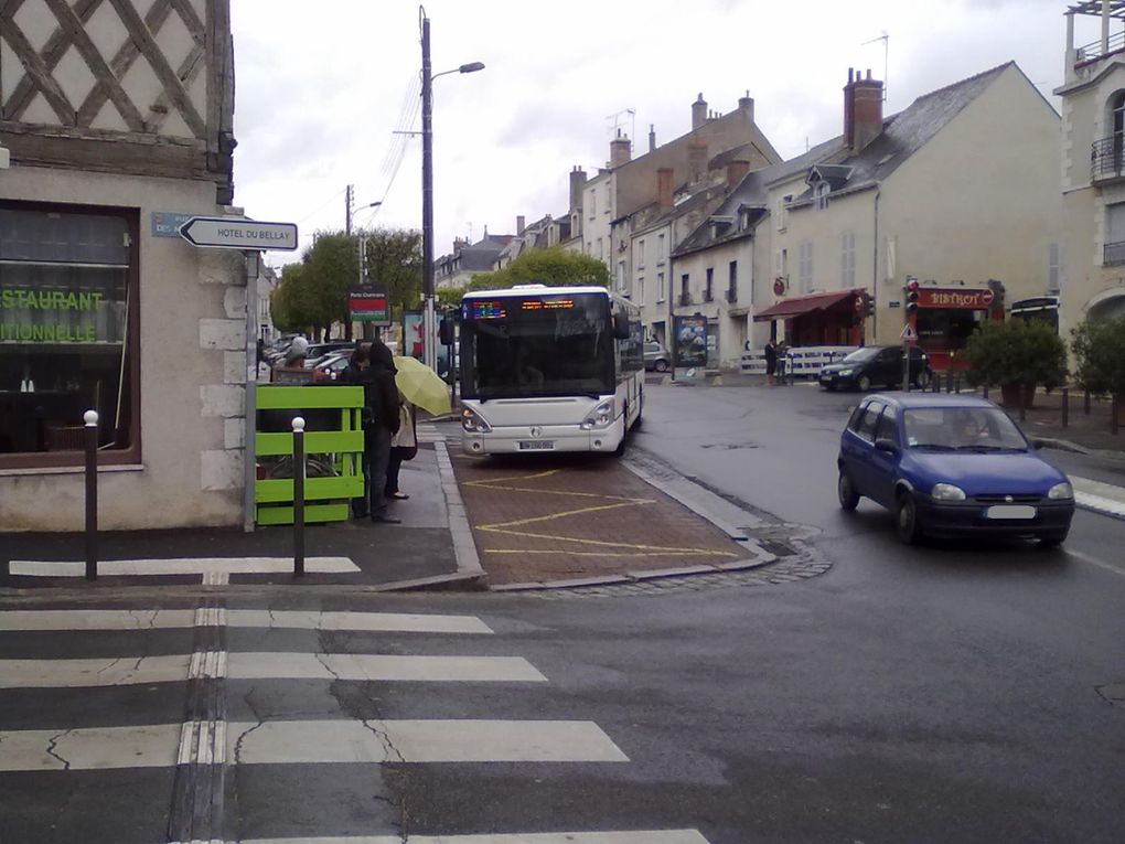 Devant le lycée Sainte-Marie, au moment de la sortie des écoles !