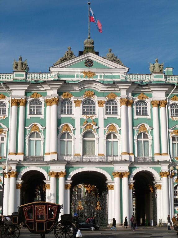 Voici donc le Winter Palace / musée de l'Hermitage de jour et de nuit