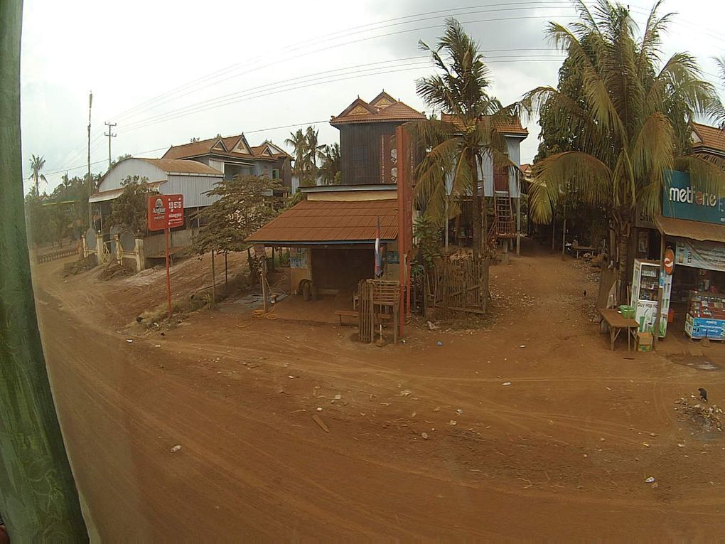 la poussiere degage par le passage des vehicules ce depose sur les habitations, vegetaux et probablement dans les poumons des habitants des ces lieux