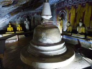 Une lignée de bouddhas, Un dagoba ancien, pillé et réparé. Offrandes à bouddha