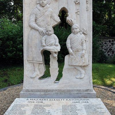 Un monument aux morts des deux Guerres Mondiales très touchant