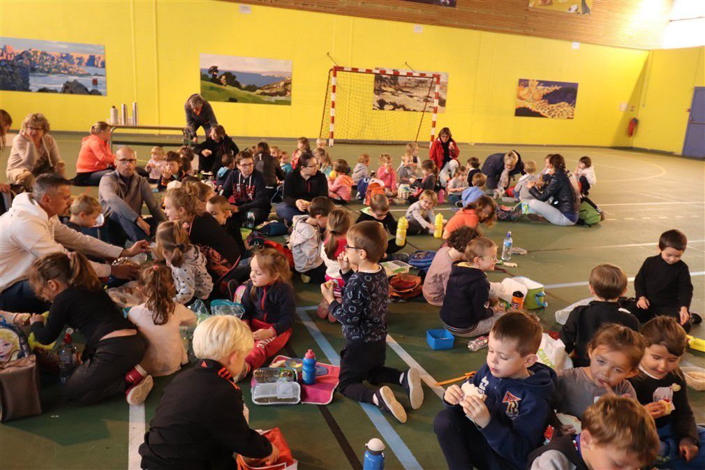 Rencontre sportive en maternelle