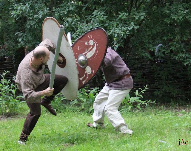 Cunobelenos signifie Chien de Belenos (en gaulois). Jeune et vaillant guerrier, Cunobelenos est aussi notre sculpteur et barde.