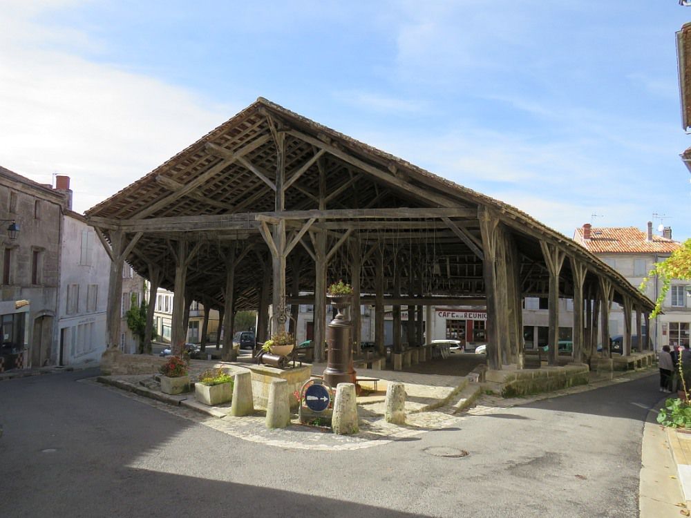 VILLEBOIS LAVALETTE  Village de caractère, perché sur une colline