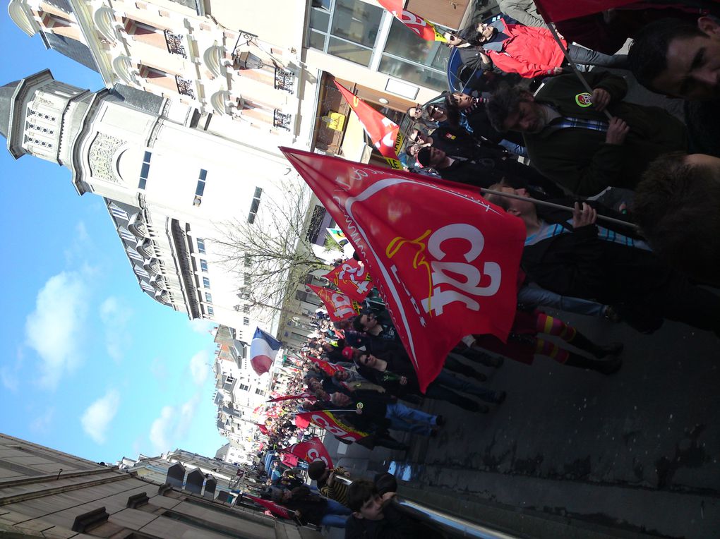 4000 manifetants sous un beau soleil pour manifester la solidarité entre les travailleurs.