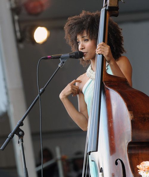 Esperanza Spalding cantante y bajista estadounidense de jazz ganadora del Premio Grammy a la Artista Revelación del Año 2011>>
