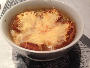 Soupe à l'oignon et croûtons gratinés