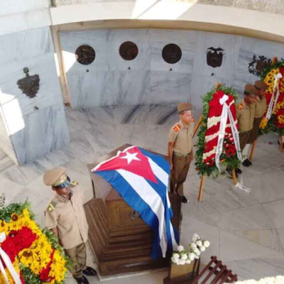 Des offrandes florales des plus hautes autorités du pays en hommage à José Martí