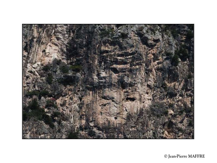 Quelle a été la réaction de nos ancêtres de l’antiquité face à cette profusion de formes humaines dans des rochers qui n’ont probablement pas changés depuis.