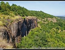 Le site de Chadecol (Haute Loire) La falaise avec ses orgues ...