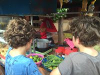 Une petite faim ? Au menu : nouilles sautées avec ses légumes et œuf frit..... les garçons adorent !