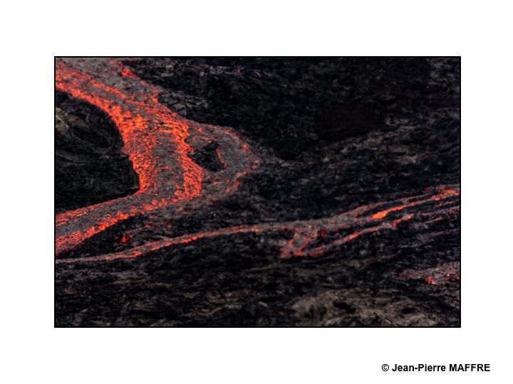 Au printemps 2021, après 800 ans d'inactivité, le volcan Geldingadalur nous offre de spectaculaires torrents de lave qui pourraient durer des années.