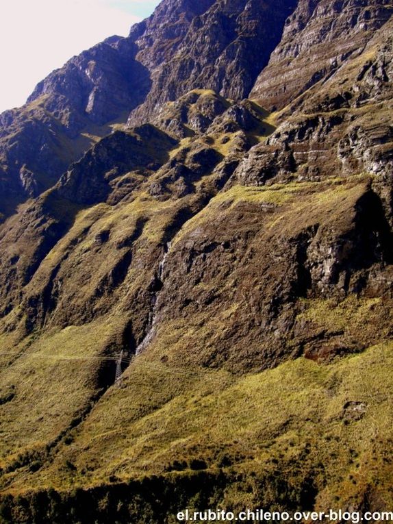 Superbe paysage ou s’enchaine les décors de montagne et de jungle. 65 kms de descente à flanc de colline avec une chute de 80 m d’un coté…