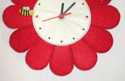 Horloge simple fleur rouge et blanche avec p'tites abeilles