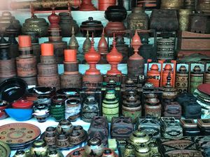 L'artisanat : quand il est présent sur un marché c'est que les touristes le fréquentent , à Bagan  c'est une évidence . 