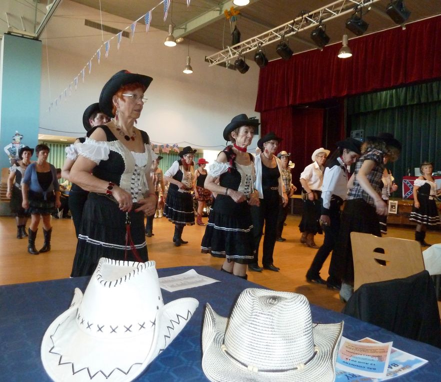 Très belle après midi de country à l'Espace Colette à Ste Geneviève des bois ( Loiret )Merci aux nombreux participant et Association de la Région, Encore merci a tous