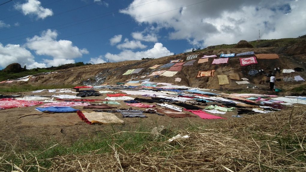 Ampasimbe RN2. Chez les Malgaches, il est de coutume, dans la semaine après le décès d'un proche, de laver le linge (habits, linge de maison). Photos : Jeannot Ramambazafy