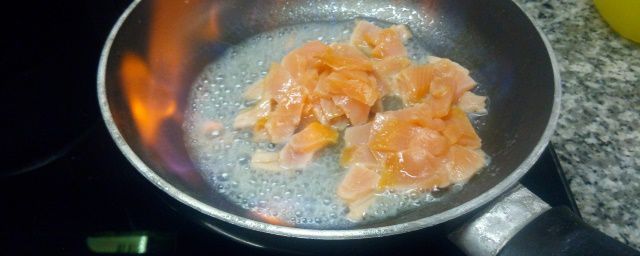 Gnocchi di rucola con salmone affumicato flambe' alla vodka e semi di sesamo tostati