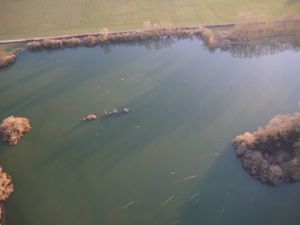 Voici en détails ces quelques étangs que Christophe survole. Des canards (?) sillonnent la surface de l'eau (contributions de Christophe)