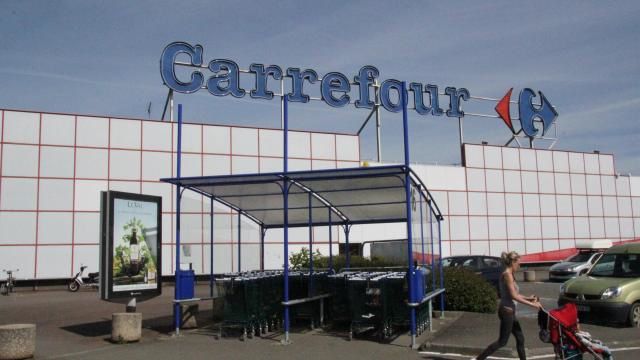 La direction du Carrefour souhaite maintenir l’ouverture tous les jours fériés. Les commerçants, eux, ne sont pas du même avis. 