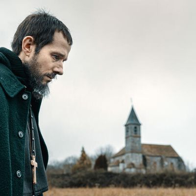 Sorti dans les salles en novembre, le film L'abbé Pierre, avec Benjamin Lavernhe, dès le 21 mai sur Canal+.