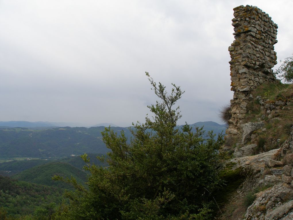 Les ruines du château de Pierre-Gourde dans la montagne ardéchoise...
Le château a été ruiné sur ordre de Richelieu et le moins que l'on puisse dire c'est que le boulot a été bien fait...
Mais le panorama reste magnifique...
Localisation : Ar