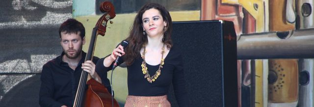Noémie waysfeld, une chanteuse et comédienne française, une musique inspirée par le chant klezmer, le chant russe, le fado, le flamenco, le classique et la chanson française 