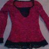 pull rouge avec resilles noirs