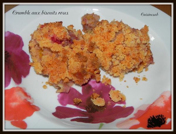 Crumble aux biscuits roses