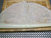 1 - Faire préchauffer le four à th 6 (180°). Mettre à cuire les oeufs de caille dans de l'eau bouillante salée 4 mn. Pendant ce temps, badigeonner la feuille de brick d'huile d'olive, la rouler et la couper en rubans fins. Prendre 3 à 4 rubans enroulés pour former un petit nid. Renouveler l'opération pour obtenir 12 petits nids à déposer sur une plaque allant au four recouverte d'une feuille de papier sulfurisé. Saupoudrer de quelques graines de sésame. Placer au four pour 4 à 5 mn en surveillant bien (attention la feuille de brick brûle très vite). Ecaler les oeufs de caille et les couper en deux.