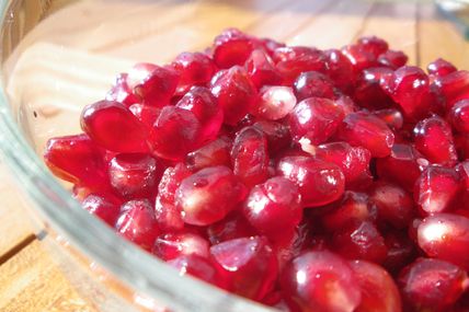 Salade de chicorée et magrets séchés aux graines de grenade et noisettes