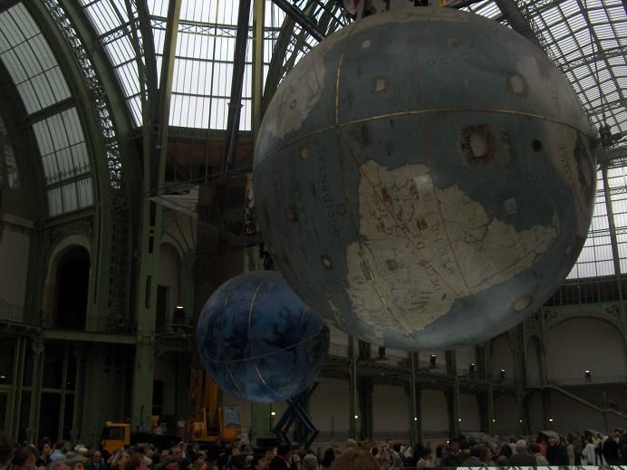 <p>Le Grand Palais avec sa verri&egrave;re et les globes de Coronelli (17&egrave;me si&egrave;cle).</p>