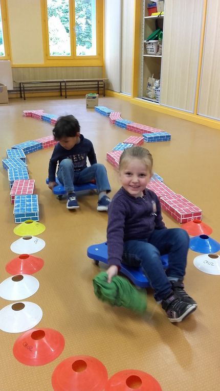 On transporte des foulards d'un point  à un autre, en respectant les règles de circulation, sans se foncer dedans, sans oublier le foulard, ni le laisser trainer dans les roulettes...