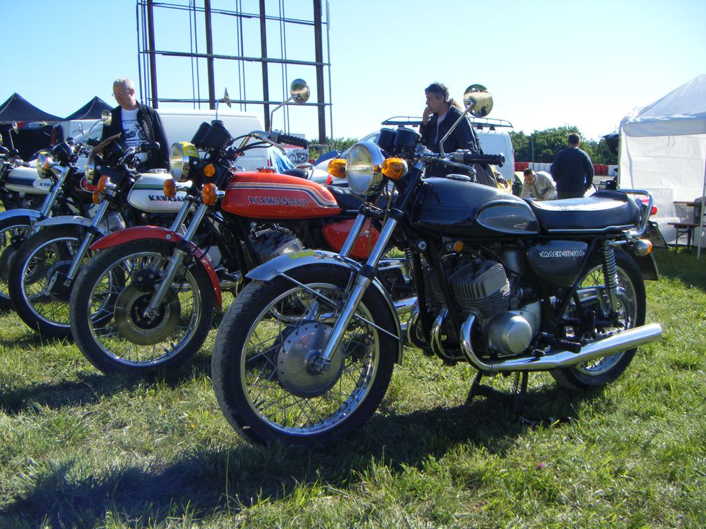 Les coupes moto légende ont eu lieu le week-end du 30 et 31 Mai 2009.
Voiçi 2 albums photo concernant un panache de motos de 1900 à 1990.QUE DU BONHEUR!
Félicitations à toute l'équipe de MOTO LEGENDE.Cliquez sur les 2 albums photos.VINCENTEAM