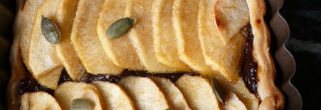 Tarte à la "crème" de pruneau, aux pommes et graines de courge