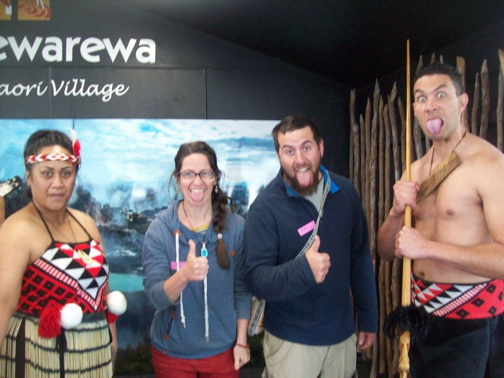 Village Maori encore actif - dont le tourisme subvient a leur besoin et garde d'une certaine façon leur culture vivante