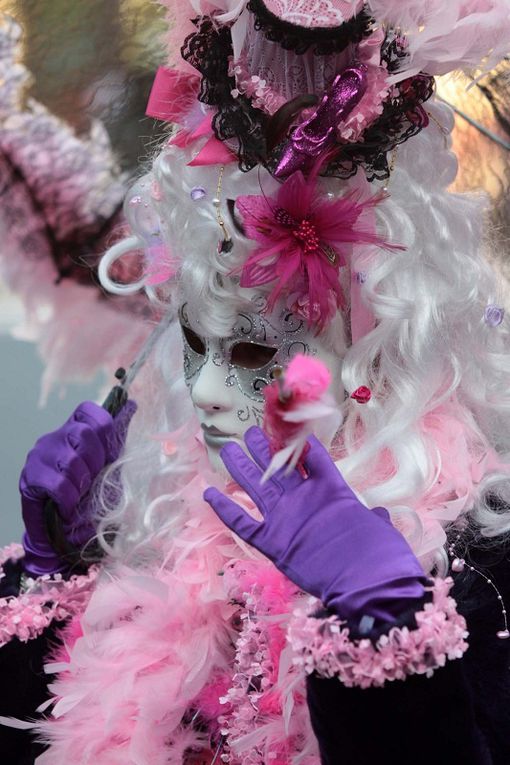 Le carnaval d'acirèale est l'un des plus célèbre de Sicile,représentatif du bilan de l'année,des évènements sociaux- politique de l'Italie