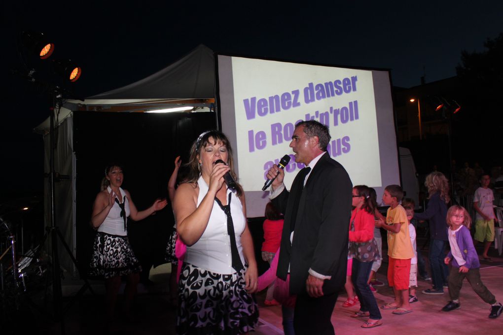 Sur le front de mer entre le casino et un bar bercé par les vagues, Royan au rythme du Rock'n'Roll avec le spectacle " Swing to the Rock" présenté par DANSE PROJECT. Soirée organisée par l'Association Générale de Pontaillac, présidée par Mad