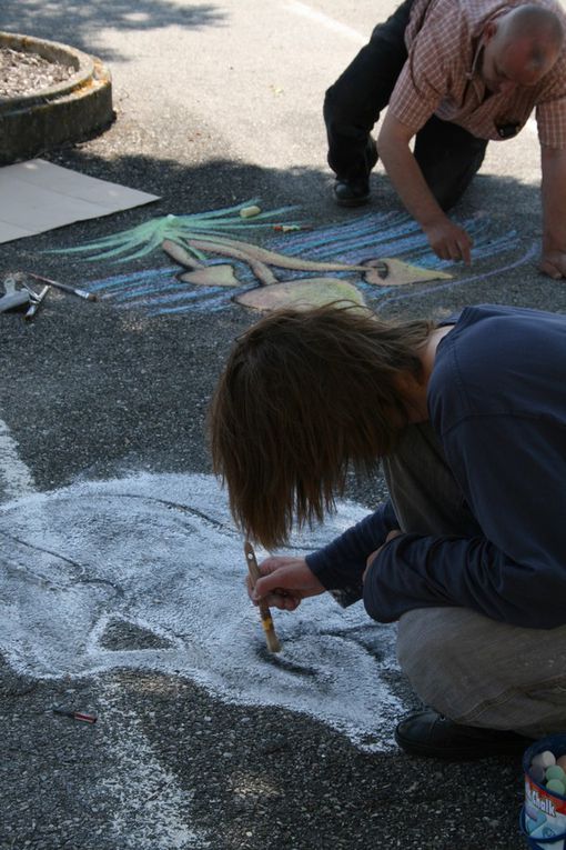 Sur le mur de l"école, fresque de Myriam Jalade et peinture pixel réalisée par Monsieur S, décorateur urbain pochoiriste. Surr le sol, à la craie, Laul, illustrateur. Au jardin, installation de manchons de drap et "têtes de lune", Camille Llado