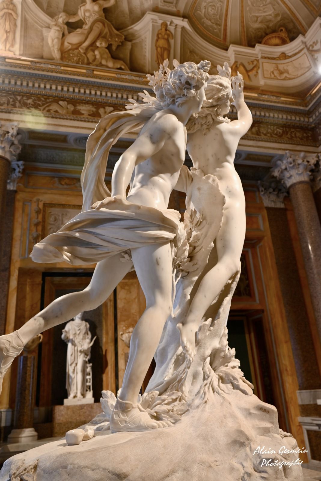 «Apollon et Daphné» est une sculpture en marbre en taille réélle de style baroque. L’auteur de l’œuvre est le sculpteur italien Giovanni Lorenzo Bernini. 