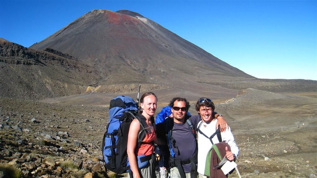 Volcan, terre rouge, odeur de souffre, lac bleu azur!!!

Rencontres de JeanJean de la Réunion et Marco l'italien...