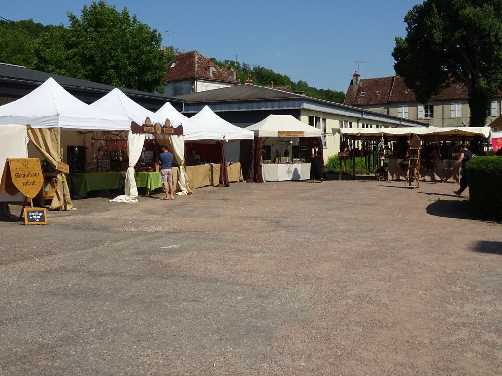 Les artisans d'art, peu avant l'ouverture de Dimanche.