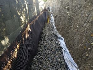 Drainage du mur de soutènement avec drains et galets