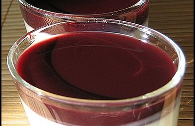 Panna cotta vanillée au coulis de mûres