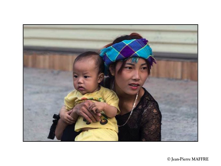 La population vietnamienne est majoritairement composée de Viêt, officiellement appelés Kinh (86 %), et de 53 ethnies minoritaires.
