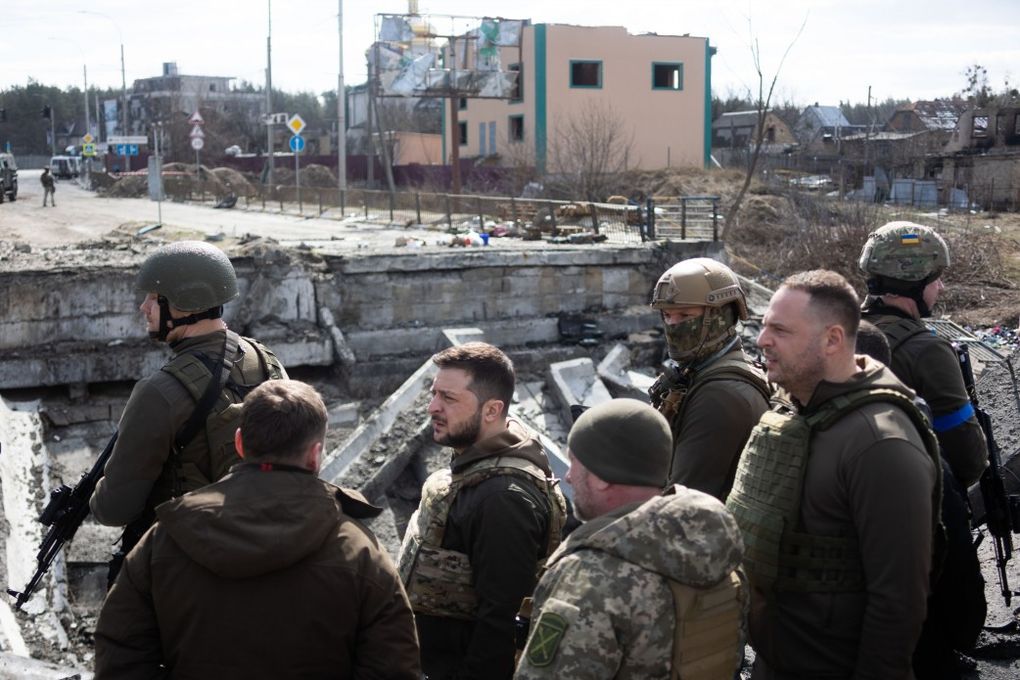 El jefe de Estado también habló con periodistas internacionales y ucranianos que llegaron a Bucha para documentar los crímenes de guerra de Rusia