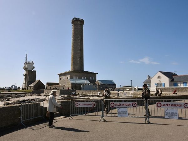 Le drone à Saint-Pierre est bien gardé, sous le phare d'Eckmühl