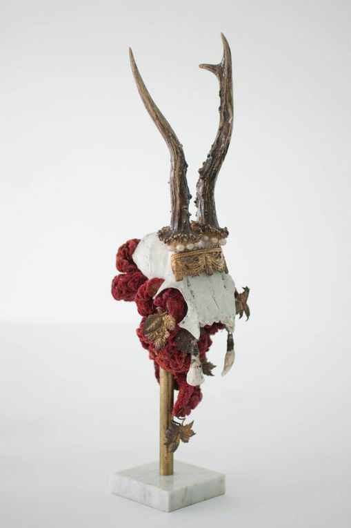 "sans titre", crâne, fleurs séchées peintes, dents, matériaux divers, ..., 43cm, 2014.